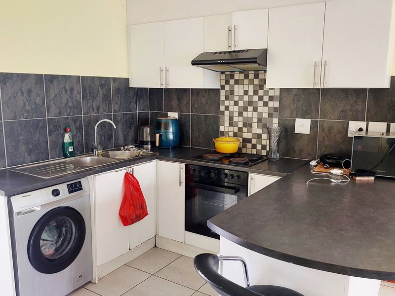 2-Bedroom Semi-Detached Home in the Heart of Eersterivier - Photo 4