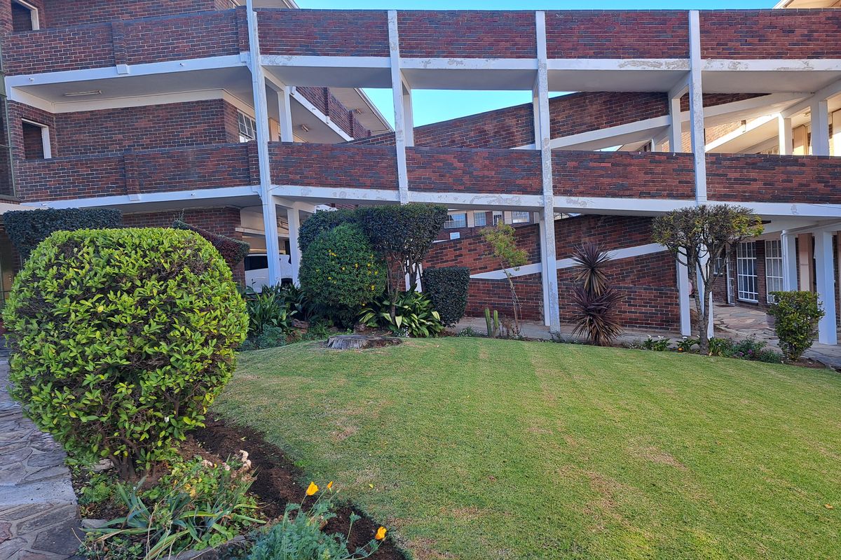 Neat recently renovated 1st floor 2bed 1bath flat with disability access and 2 Parking-Florida Lake - Photo 2