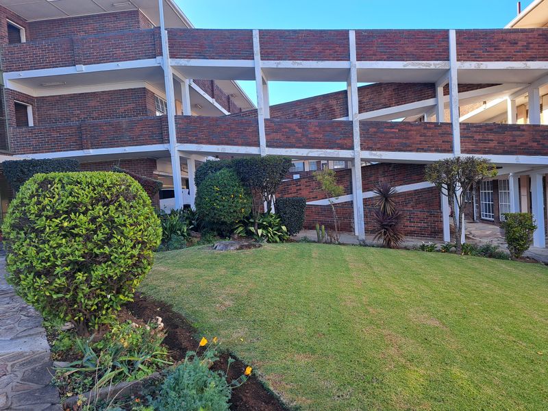 Neat recently renovated 1st floor 2bed 1bath flat with disability access and 2 Parking-Florida Lake - Photo 2