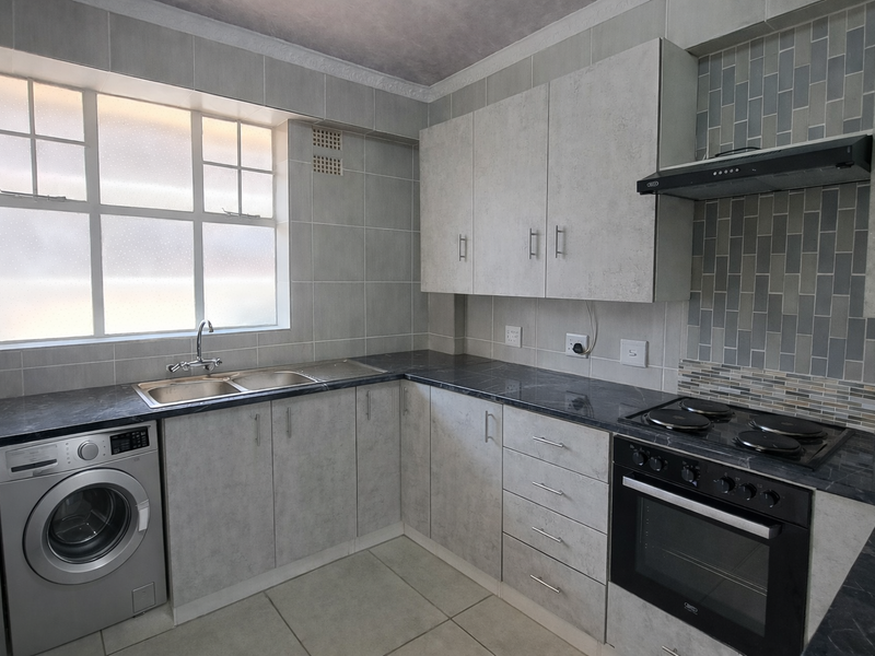 Neat recently renovated 1st floor 2bed 1bath flat with disability access and 2 Parking-Florida Lake - Photo 5