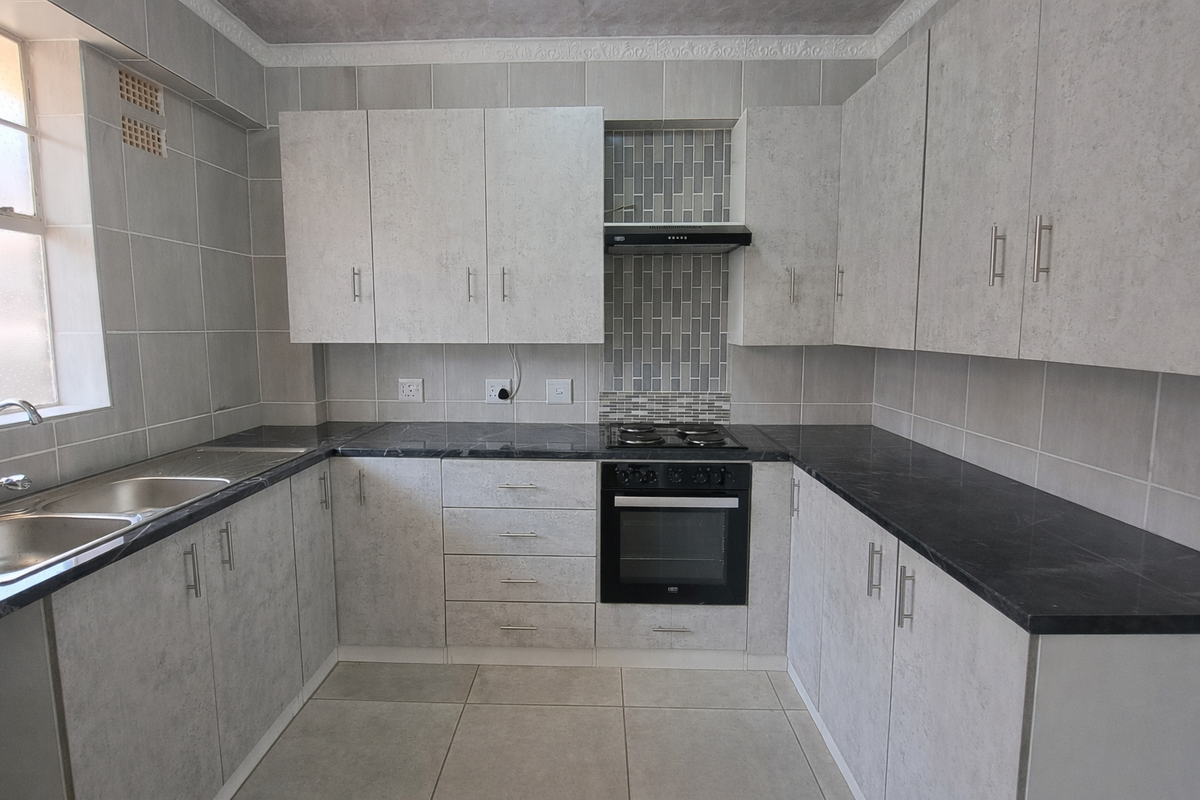 Neat recently renovated 1st floor 2bed 1bath flat with disability access and 2 Parking-Florida Lake - Photo 3