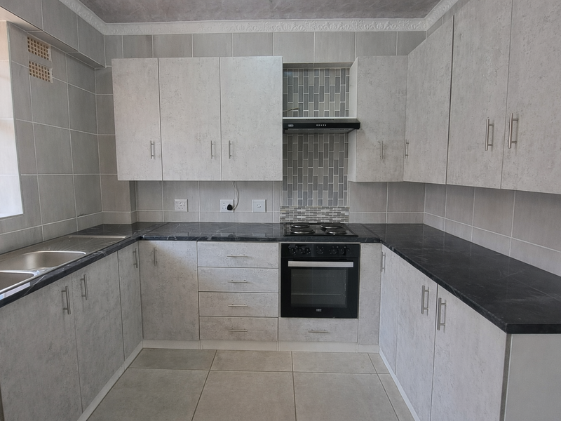 Neat recently renovated 1st floor 2bed 1bath flat with disability access and 2 Parking-Florida Lake - Photo 3