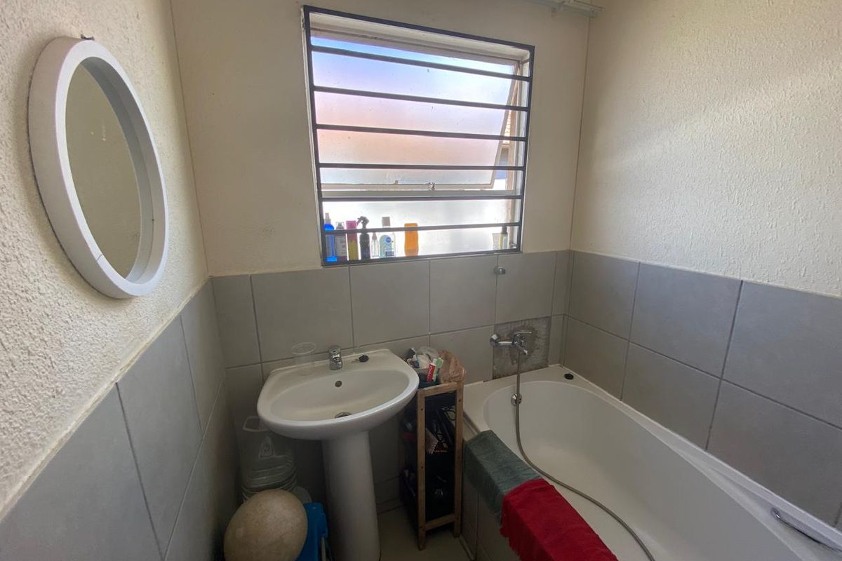 Charming 2-bedroom house for sale in Vanderbijlpark CE7—perfect for families or investors! - Photo 2