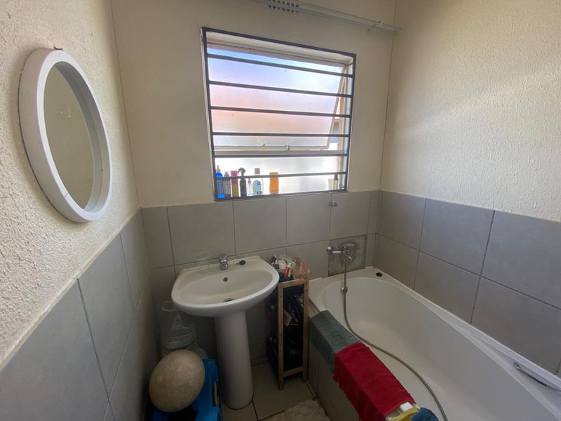 Charming 2-bedroom house for sale in Vanderbijlpark CE7—perfect for families or investors! - Photo 2