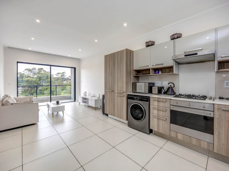 Modern one bedroom apartment in Lonehill - Photo 9