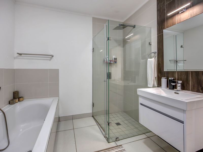 Modern one bedroom apartment in Lonehill - Photo 8