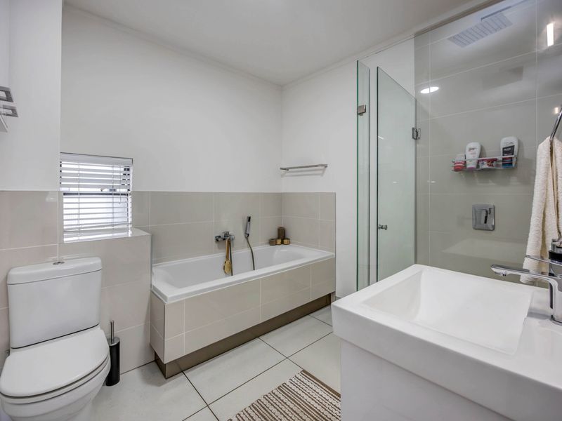 Modern one bedroom apartment in Lonehill - Photo 7