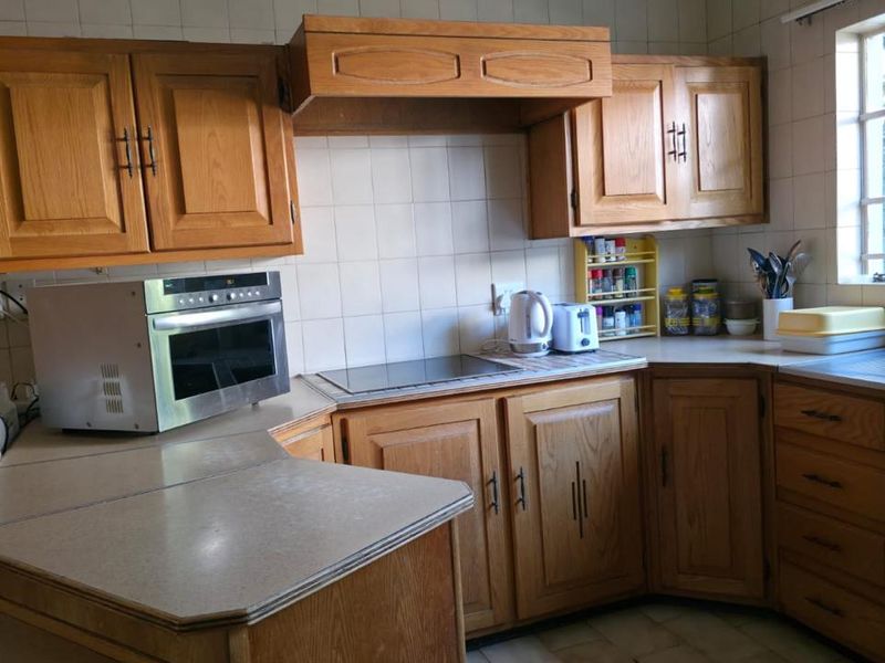 Charming Family Home in Lynnwood Glen, Pretoria - Photo 9