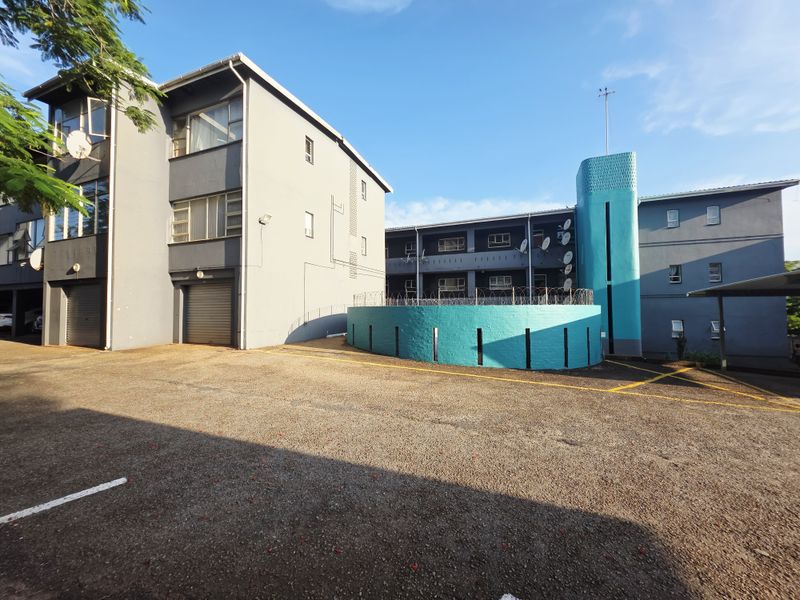 Neat 2 Bedroom Apartment – Great Location - Photo 3