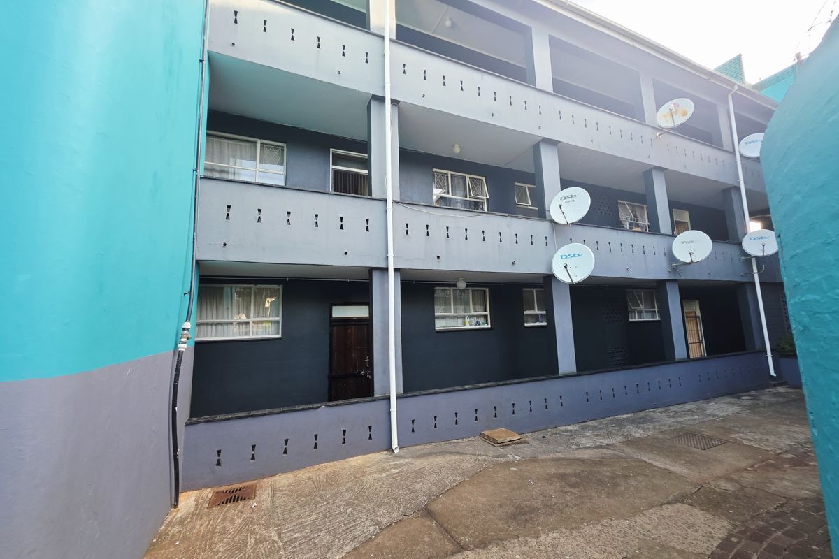 Neat 2 Bedroom Apartment – Great Location - Photo 2