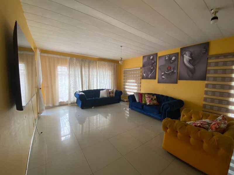 Charming 2-bedroom apartment in Vanderbijlpark CW 3, perfect for first-time buyers or investors! - Photo 2