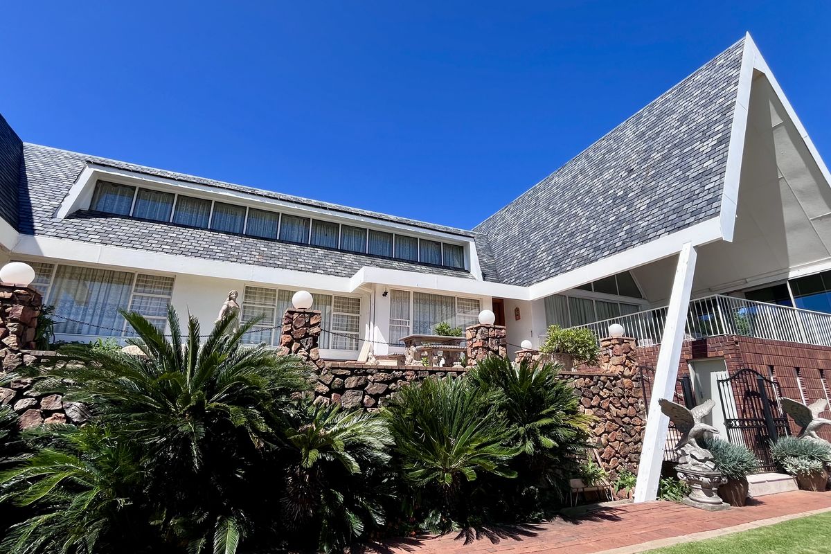 4 Bedroom Home for Sale with Breathtaking Views & Large Stand with Landscaped Gardens - Photo 2