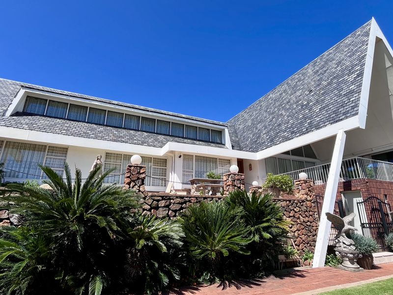 4 Bedroom Home for Sale with Breathtaking Views & Large Stand with Landscaped Gardens - Photo 2