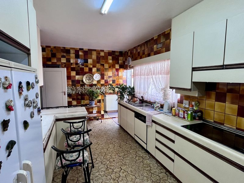 4 Bedroom Home for Sale with Breathtaking Views & Large Stand with Landscaped Gardens - Photo 9