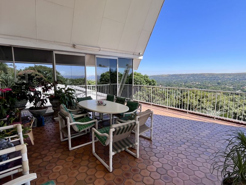 4 Bedroom Home for Sale with Breathtaking Views & Large Stand with Landscaped Gardens - Photo 6