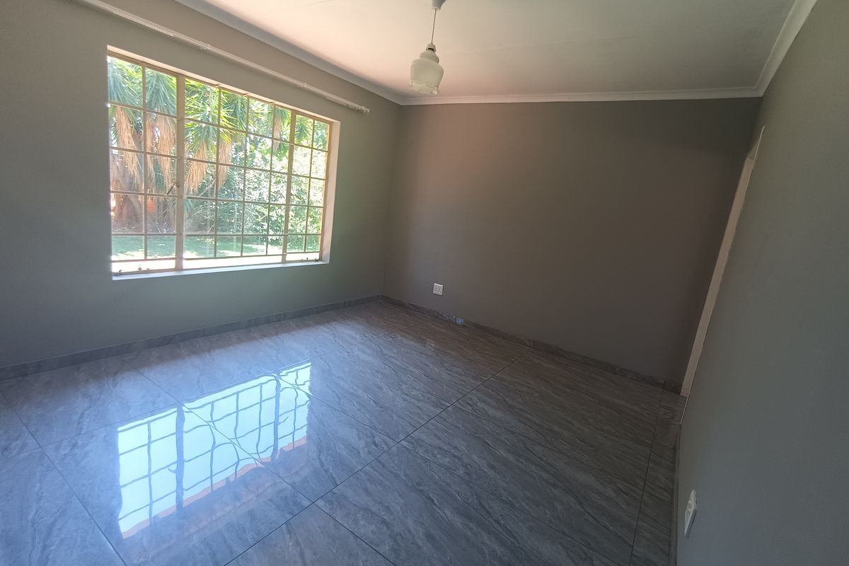 Elegant 3-Bedroom - Photo 3