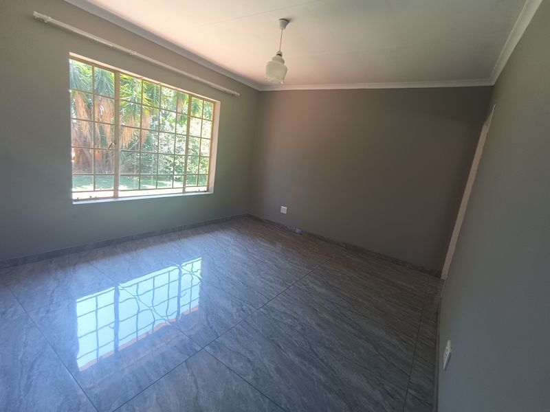 Elegant 3-Bedroom - Photo 3