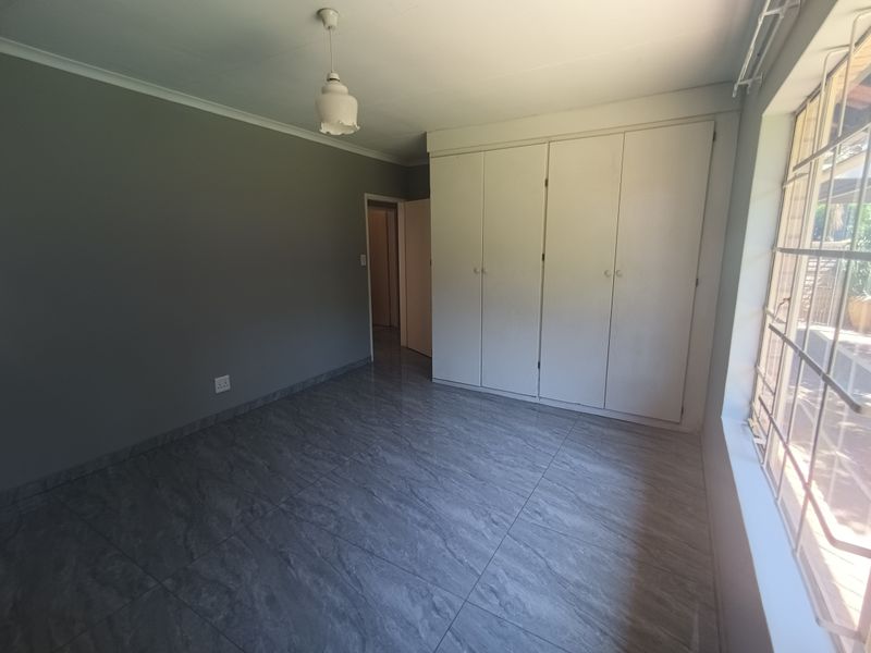 Elegant 3-Bedroom - Photo 10