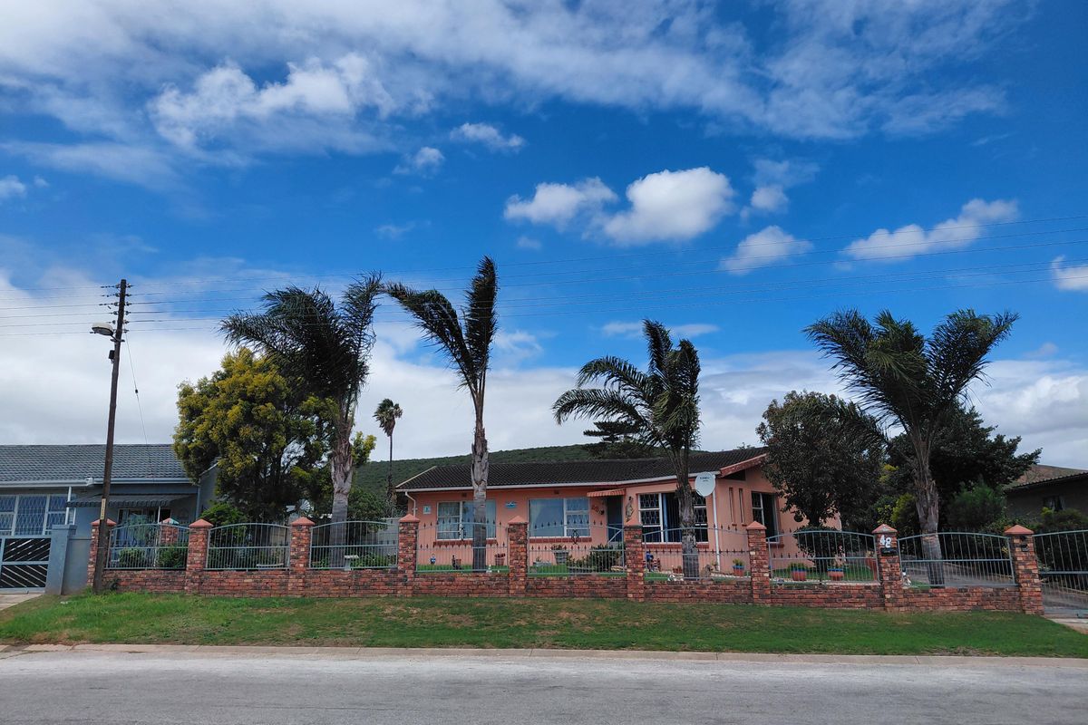 Neat Family Home with Spacious Living Areas in Bothasrus - Photo 2