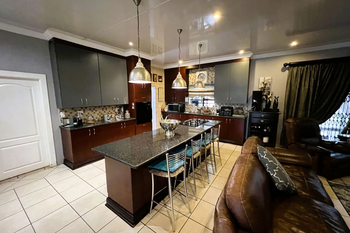 Stunning 3-bedroom townhouse in Wilkoppies, Klerksdorp—perfect for families seeking modern living! - Photo 4