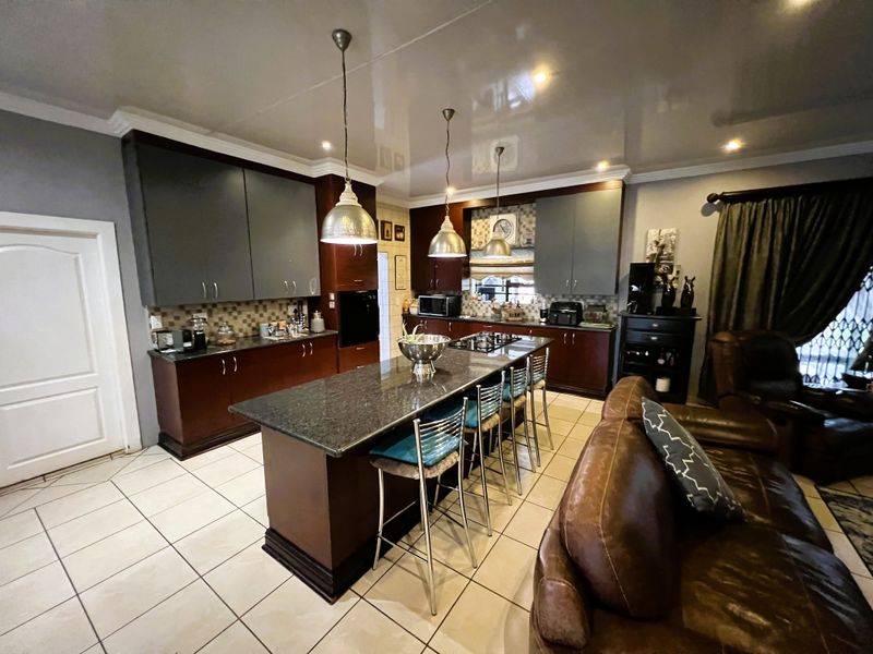 Stunning 3-bedroom townhouse in Wilkoppies, Klerksdorp—perfect for families seeking modern living! - Photo 4