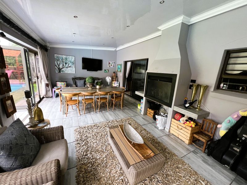 Stunning 3-bedroom townhouse in Wilkoppies, Klerksdorp—perfect for families seeking modern living! - Photo 9