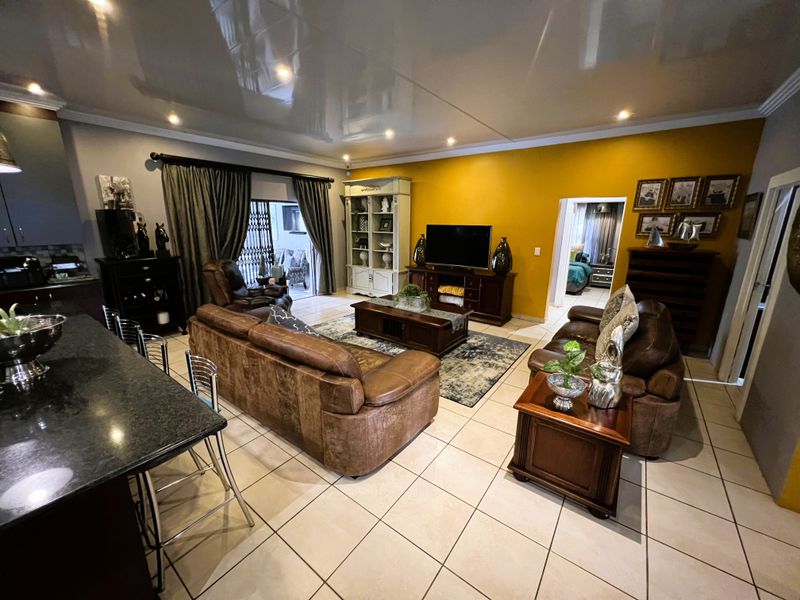 Stunning 3-bedroom townhouse in Wilkoppies, Klerksdorp—perfect for families seeking modern living! - Photo 8