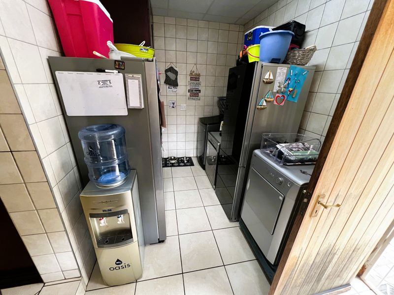 Stunning 3-bedroom townhouse in Wilkoppies, Klerksdorp—perfect for families seeking modern living! - Photo 7