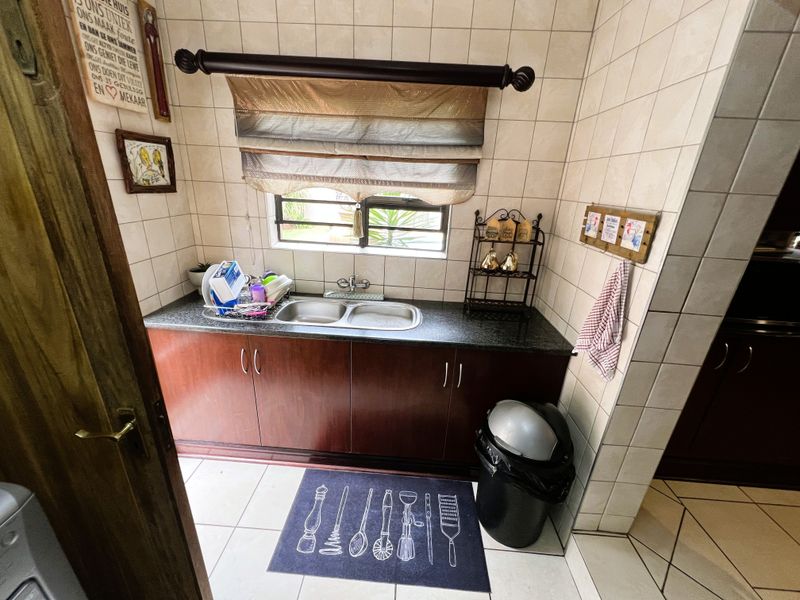 Stunning 3-bedroom townhouse in Wilkoppies, Klerksdorp—perfect for families seeking modern living! - Photo 6