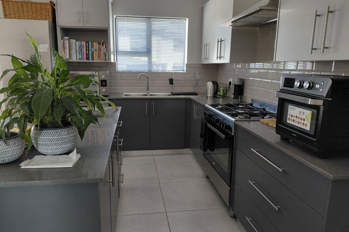 Neat Townhouse to Let - Photo 4