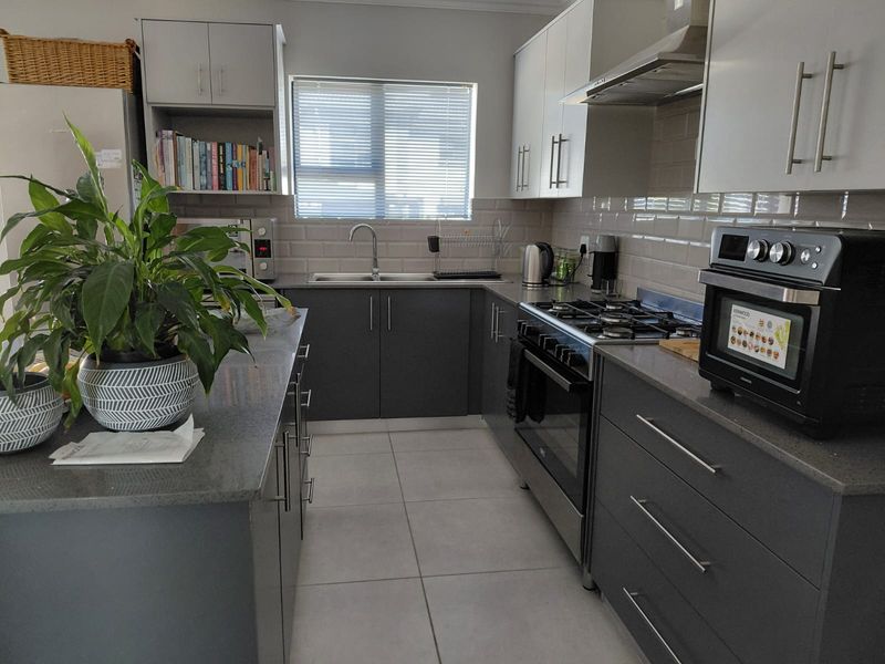 Neat Townhouse to Let - Photo 4