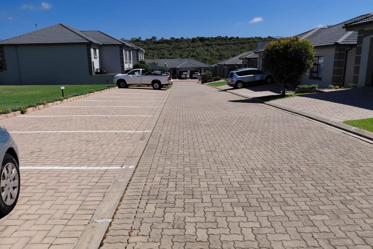 Neat Townhouse to Let - Photo 2