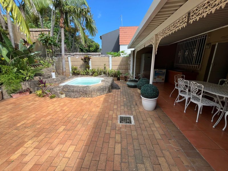 Versatile Property with Income Potential in Prime Sunningdale Location - Photo 4