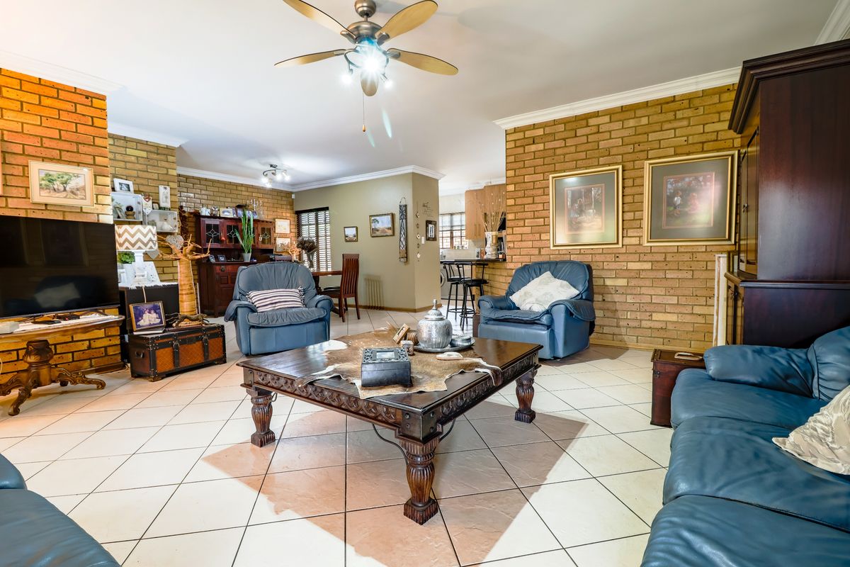 3 Bedroom Home in Thatchfield Estate - Photo 2