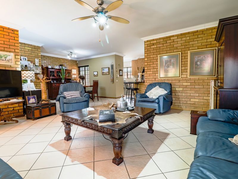 3 Bedroom Home in Thatchfield Estate - Photo 2