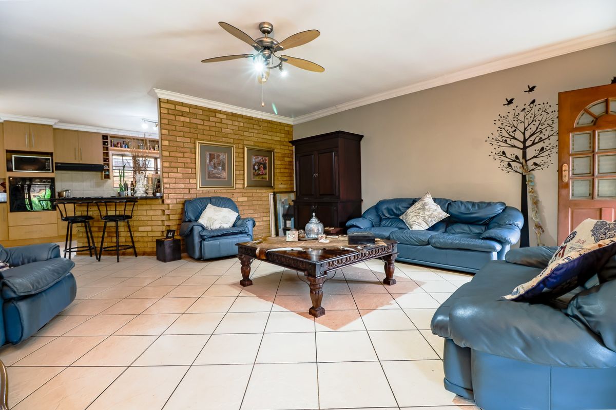 3 Bedroom Home in Thatchfield Estate - Photo 4