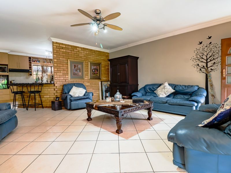 3 Bedroom Home in Thatchfield Estate - Photo 4