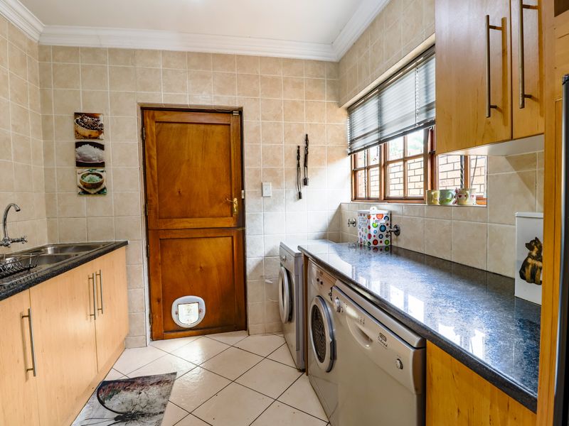 3 Bedroom Home in Thatchfield Estate - Photo 10