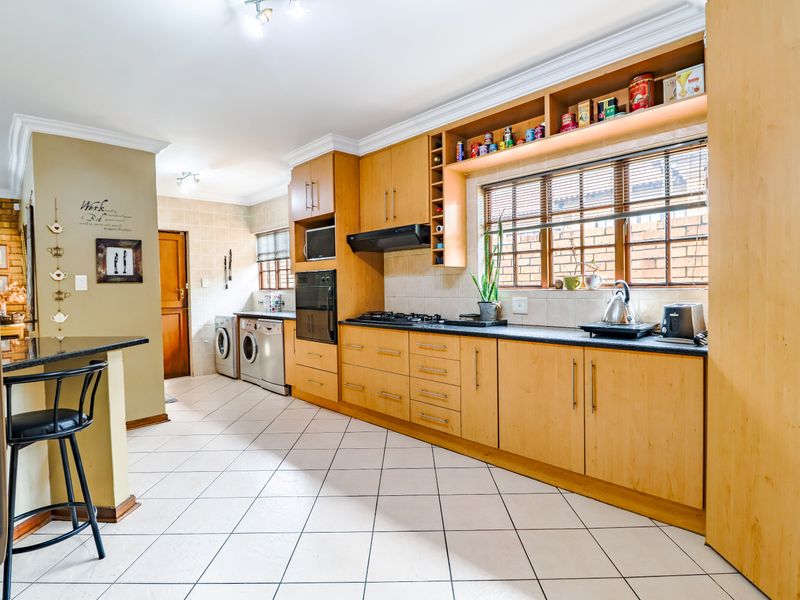 3 Bedroom Home in Thatchfield Estate - Photo 9