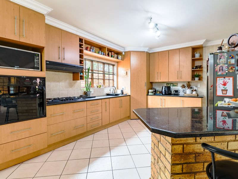 3 Bedroom Home in Thatchfield Estate - Photo 8