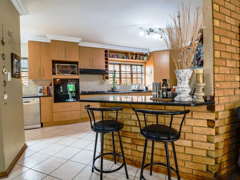 3 Bedroom Home in Thatchfield Estate - Photo 7