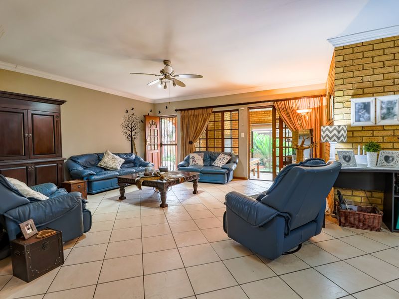 3 Bedroom Home in Thatchfield Estate - Photo 3