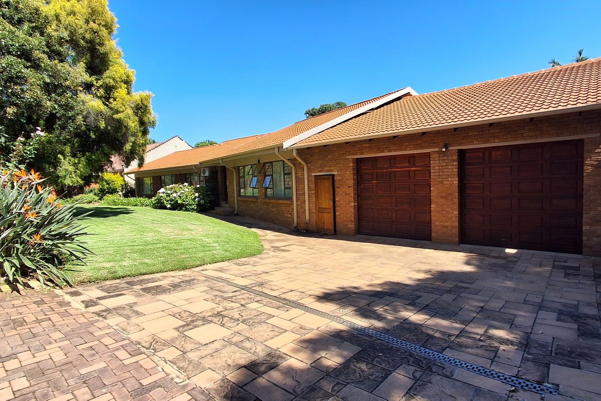 Charming 3-bedroom house in Protea Park, Rustenburg—your perfect family home awaits! Don’t miss out - Photo 2
