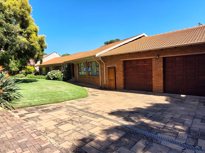 Charming 3-bedroom house in Protea Park, Rustenburg—your perfect family home awaits! Don’t miss out - Photo 2