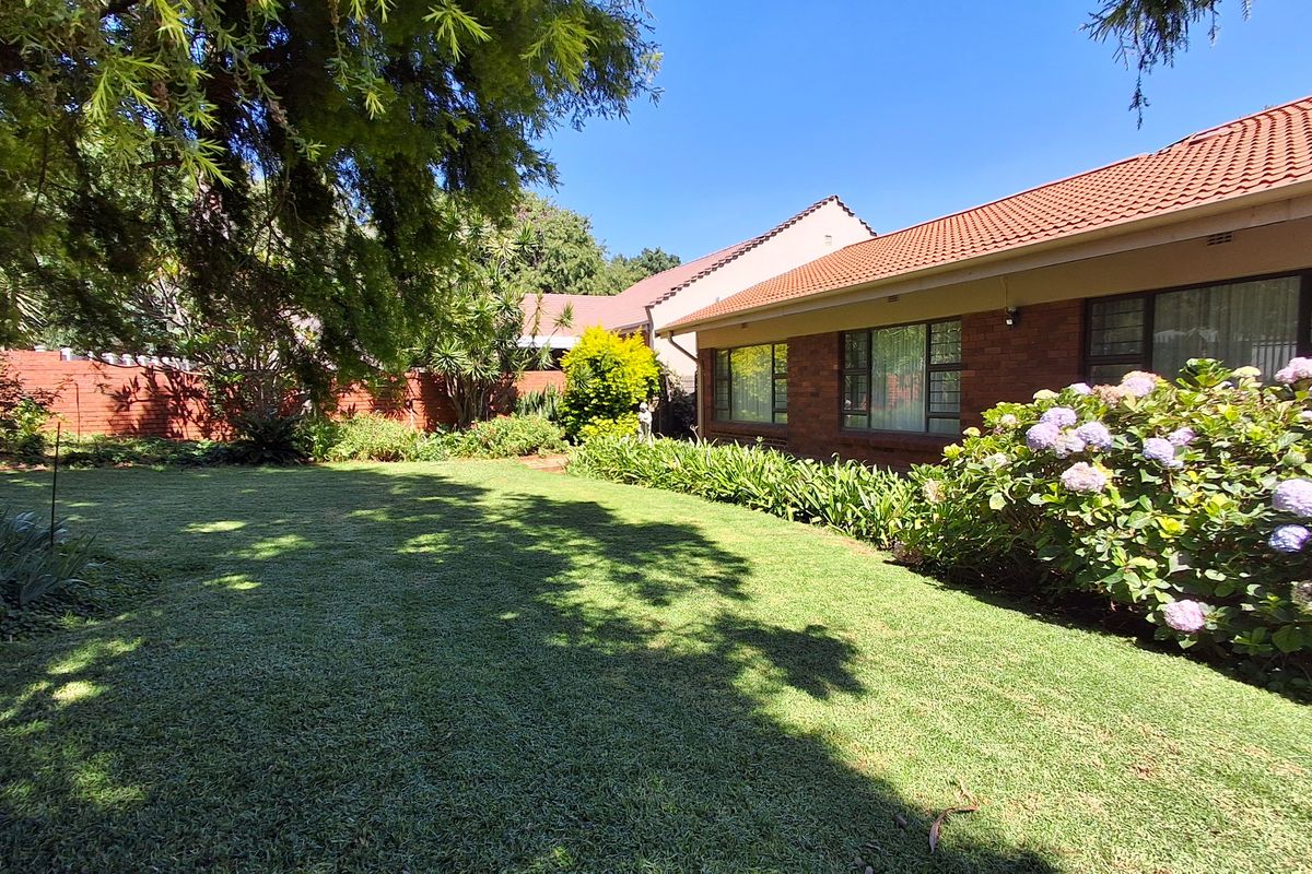 Charming 3-bedroom house in Protea Park, Rustenburg—your perfect family home awaits! Don’t miss out - Photo 4