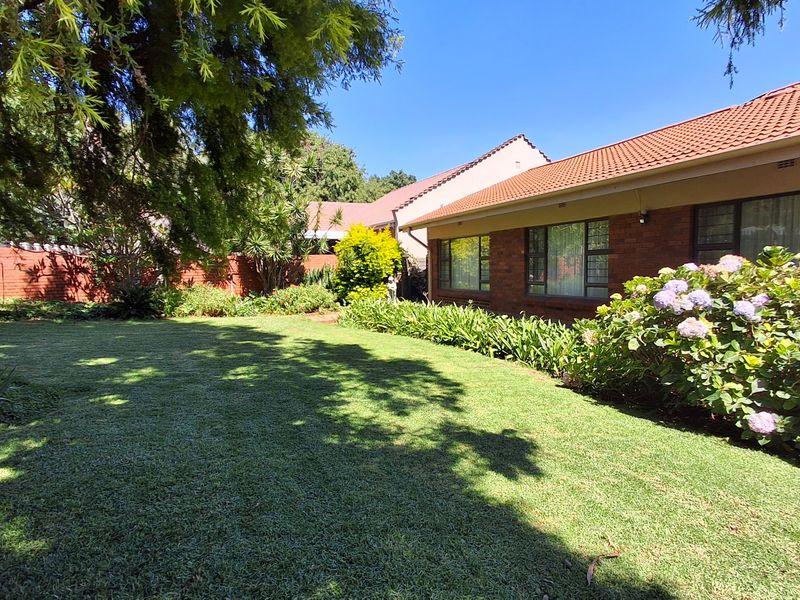 Charming 3-bedroom house in Protea Park, Rustenburg—your perfect family home awaits! Don’t miss out - Photo 4