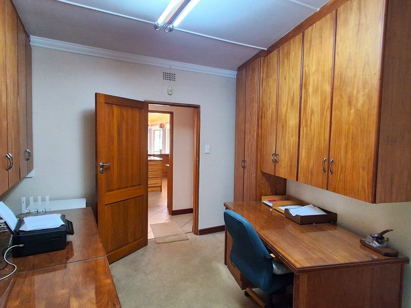 Charming 3-bedroom house in Protea Park, Rustenburg—your perfect family home awaits! Don’t miss out - Photo 9