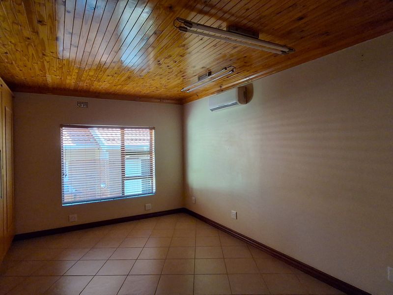 Charming 3-bedroom house in Protea Park, Rustenburg—your perfect family home awaits! Don’t miss out - Photo 8