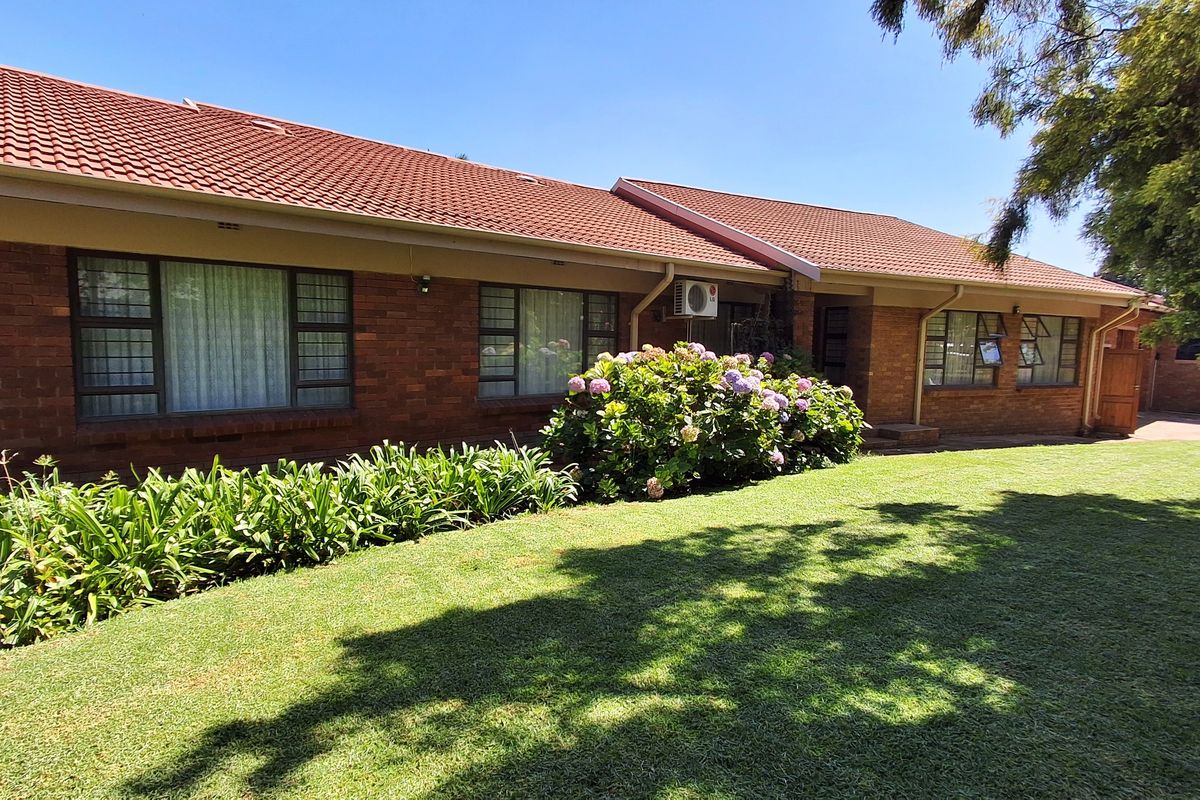 Charming 3-bedroom house in Protea Park, Rustenburg—your perfect family home awaits! Don’t miss out - Photo 3