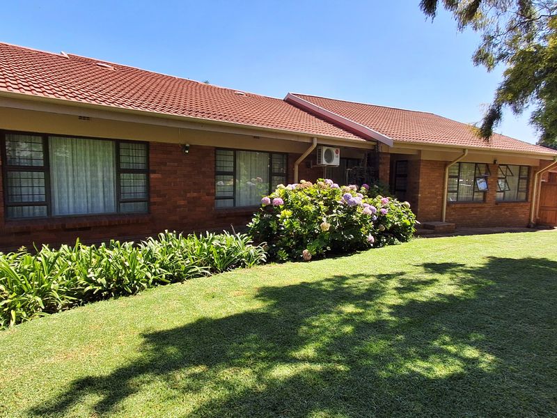 Charming 3-bedroom house in Protea Park, Rustenburg—your perfect family home awaits! Don’t miss out - Photo 3